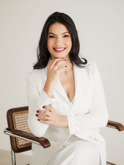 Dinamá Pinheiro, engenheira civil e consultora técnica de obras, retrato profissional em blazer branco